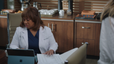 Greys.Anatomy.S22E18.Bridge.Over.Troubled.Water.720p.DSNP.WEB-DL.DDP5.1.H.264-playWEB.mkv024816.png