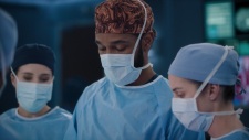Greys.Anatomy.S22E18.Bridge.Over.Troubled.Water.720p.DSNP.WEB-DL.DDP5.1.H.264-playWEB.mkv038411.png