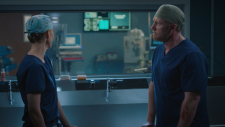 Greys.Anatomy.S22E18.Bridge.Over.Troubled.Water.720p.DSNP.WEB-DL.DDP5.1.H.264-playWEB.mkv050838.png